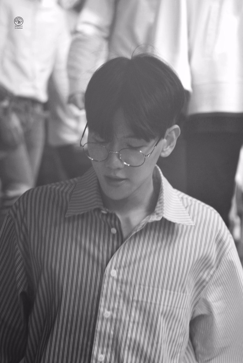 Strawberry_B56's tweet photo. 170719 컬투쇼 퇴근 #백현 #BAEKHYUN 안경 넘 조아ㅠㅠㅠㅠㅠㅠ https://t.co/wJJt8hfIdV