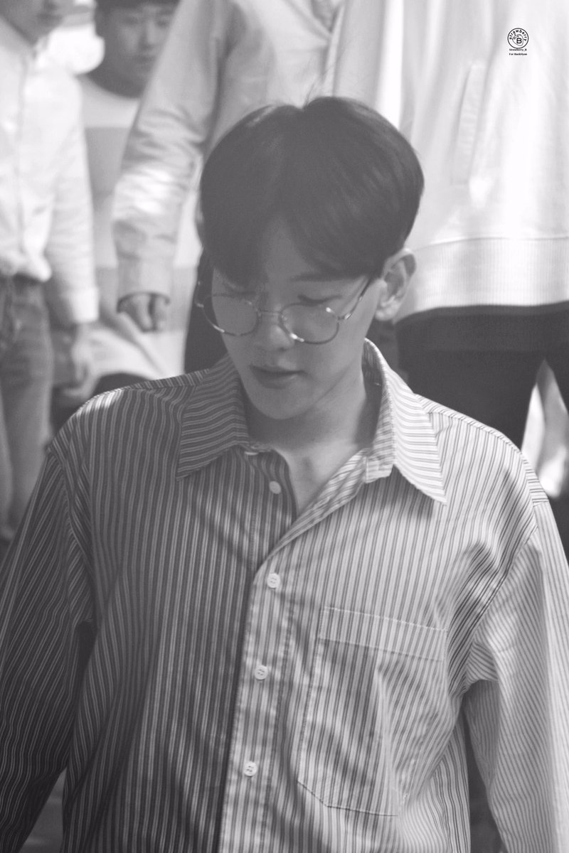 Strawberry_B56's tweet photo. 170719 컬투쇼 퇴근 #백현 #BAEKHYUN 안경 넘 조아ㅠㅠㅠㅠㅠㅠ https://t.co/wJJt8hfIdV