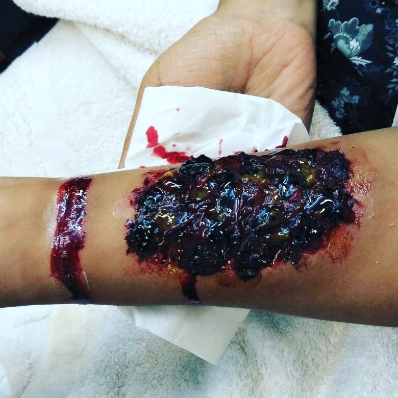 ShraddhaShevde's tweet photo. No,no,nooooo... It's nt real๐
My creativity #Illusionmakeup #cutmark & #burnmarks #Ilovemakeup #ilovemyjob #latepost https://t.co/Q2bayi8IDw