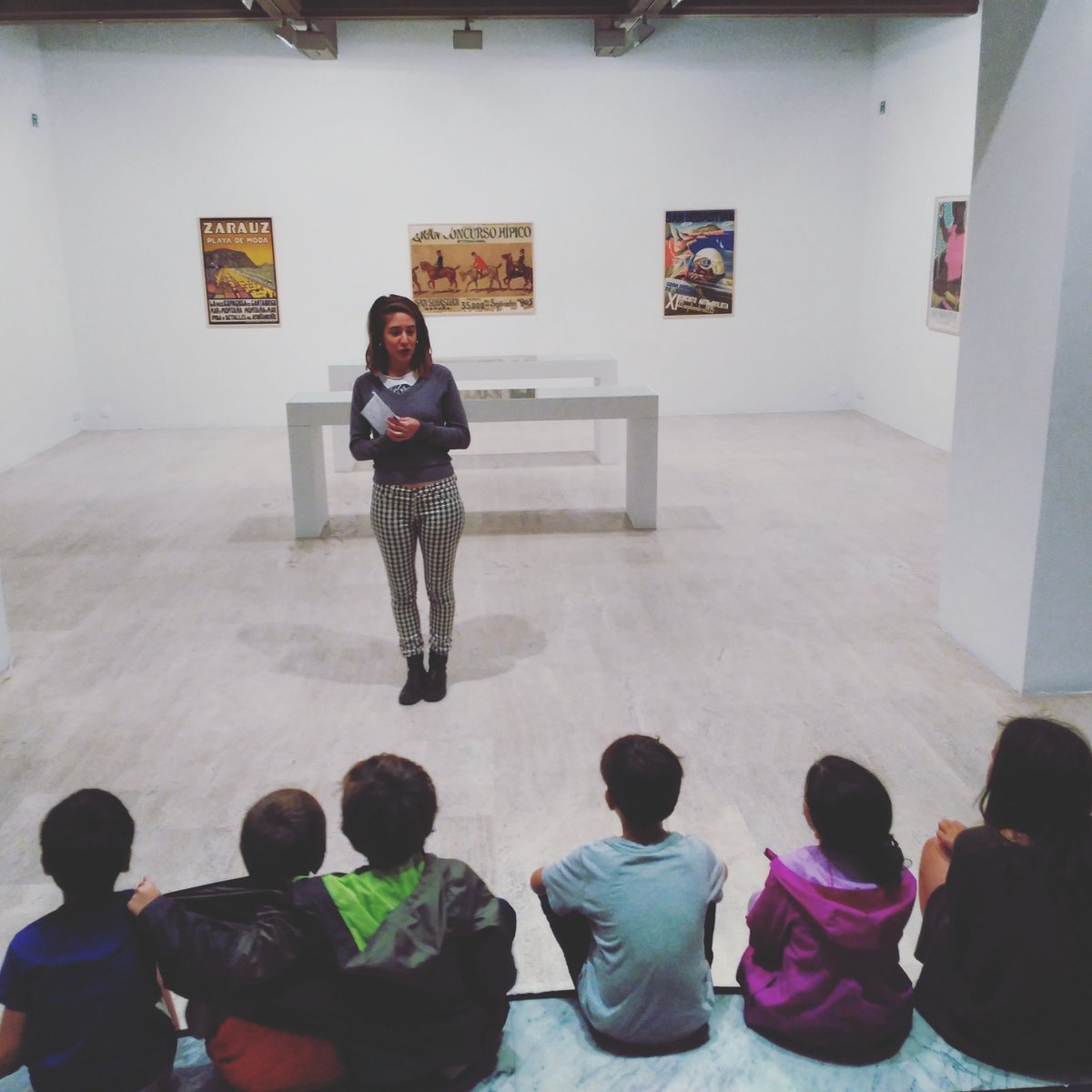 Hoy nos toca la exposición "TurismOs" ...Aprender en verano con juegos es buena idea. Somos sekaderossss