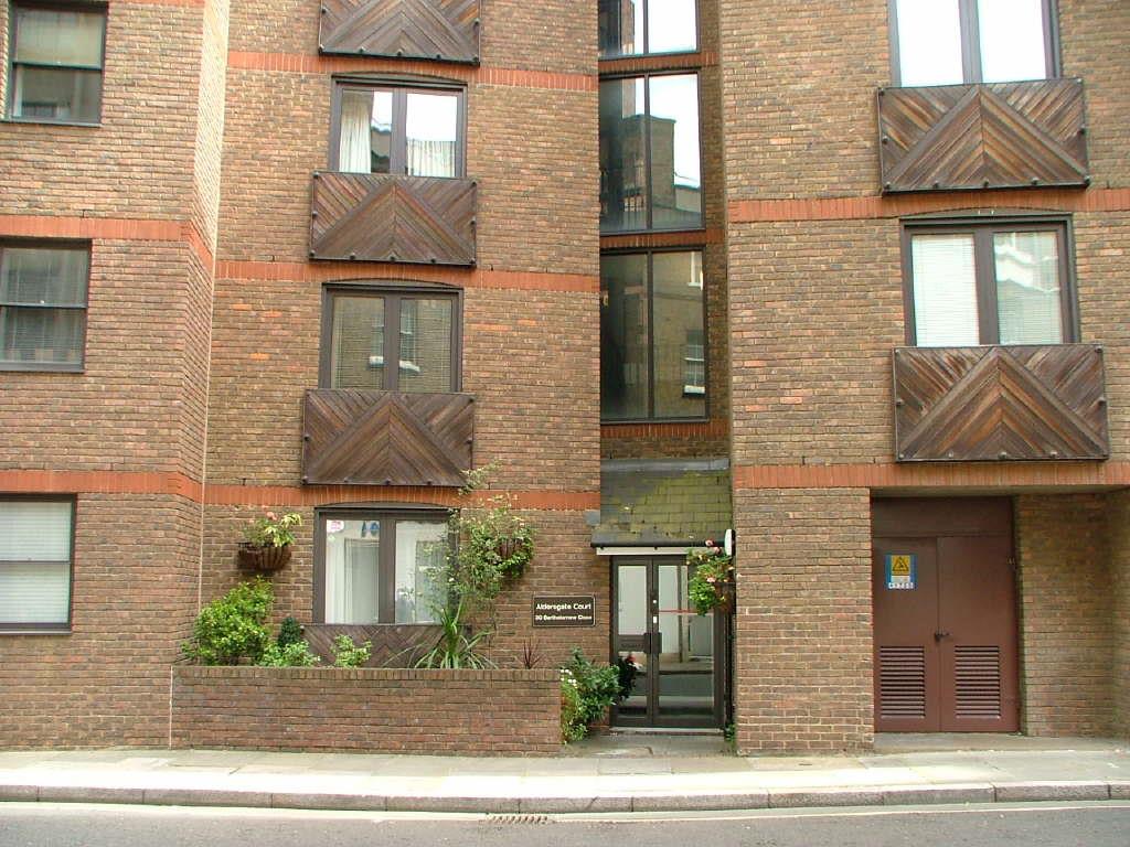 ScottCity1's tweet photo. One bedroom flat in Aldersgate Court - £340pw. Book a viewing with us. https://t.co/5K96iSKxj4  #city #property #london https://t.co/xr0f1LX7ep