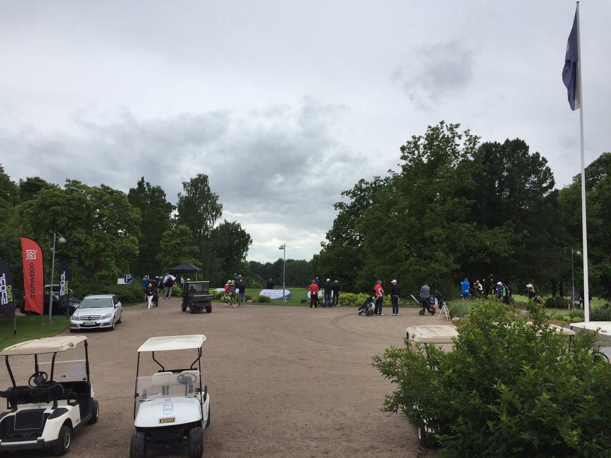 Kuhinaa kartanolla SM golfin merkeissä. Miesten kärki -4, naiset starttasivat juuri omalle kierrokselleen.