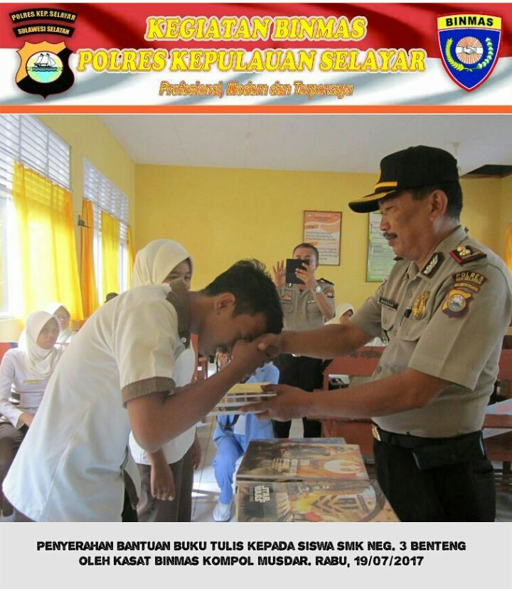 19/7/2017 | Sat Binmas Polres Selayar menyerahkan bantuan buku tulis kpd siswa (i) SMA sebagai bentuk kepedulian thdp kemajuan pendidikan.