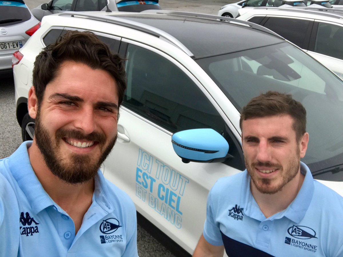 avironrugbypro's tweet photo. Les joueurs de l'@avironrugbypro ont récupéré leurs nouveaux véhicules chez @nissanfrance Anglet cet après-midi ! 🔵⚪️ https://t.co/8IHoxOqadm