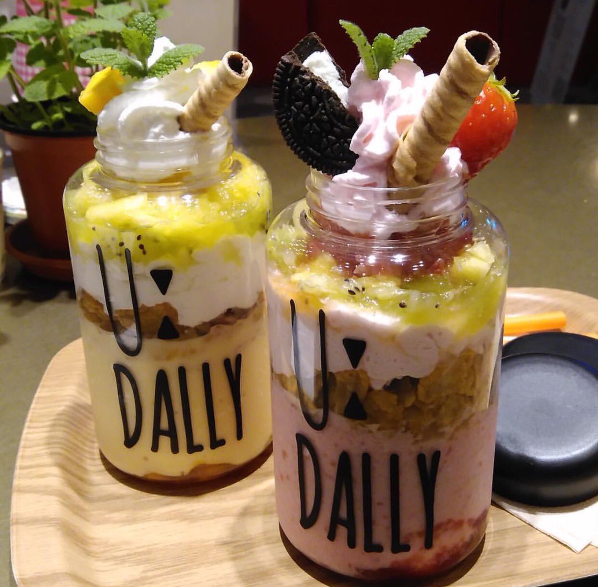 koreacarina's tweet photo. 🍹 🍉 ✨ 🍹 🍉 ✨🍹

韓国にあるボトルドリンクが
可愛いカフェ🍭💕💕

✨U:DALLY✨

飲み終わったら持ち帰りも可能😳✨
韓国のお土産にもおすすめです💖

#行ってみたい人RT
#韓国好きな人RT

🍹 🍉 ✨ 🍹 🍉 ✨🍹 https://t.co/JYlqvqNOJl