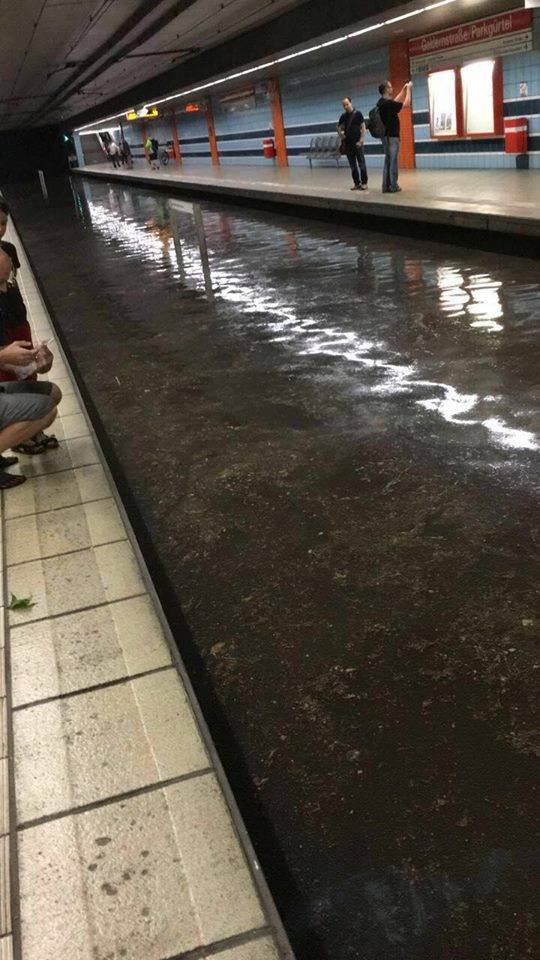 🎵 Heute schwimmt die 18 bis nach Istanbul 🎵

#Unwetter #Köln