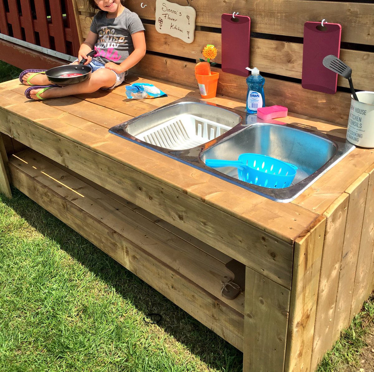 KKitchenz's tweet photo. Love how Sienna has utilized her Mud Kitchen 😍#custommadekitchen #learningoutdoors #backyardplay https://t.co/bE9XmfqSil