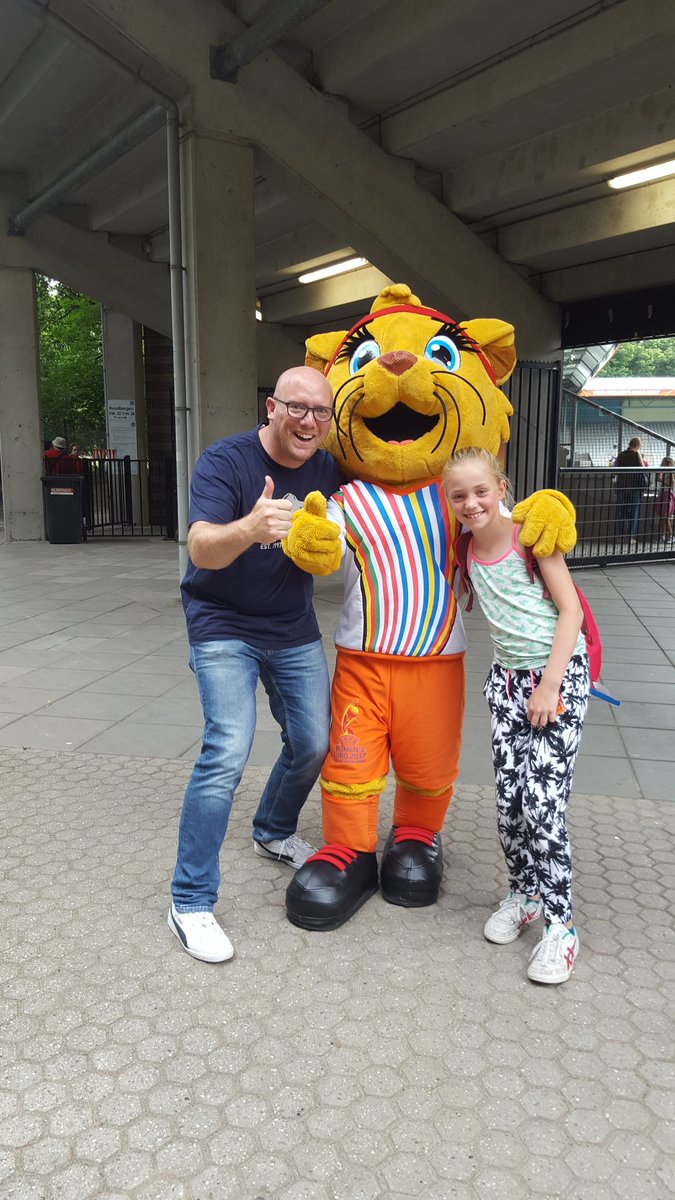 robbert_vissers's tweet photo. Even op de foto met Kicky.
#WEURO2017 #teamkicky #spapor https://t.co/I15Pkv5wTD