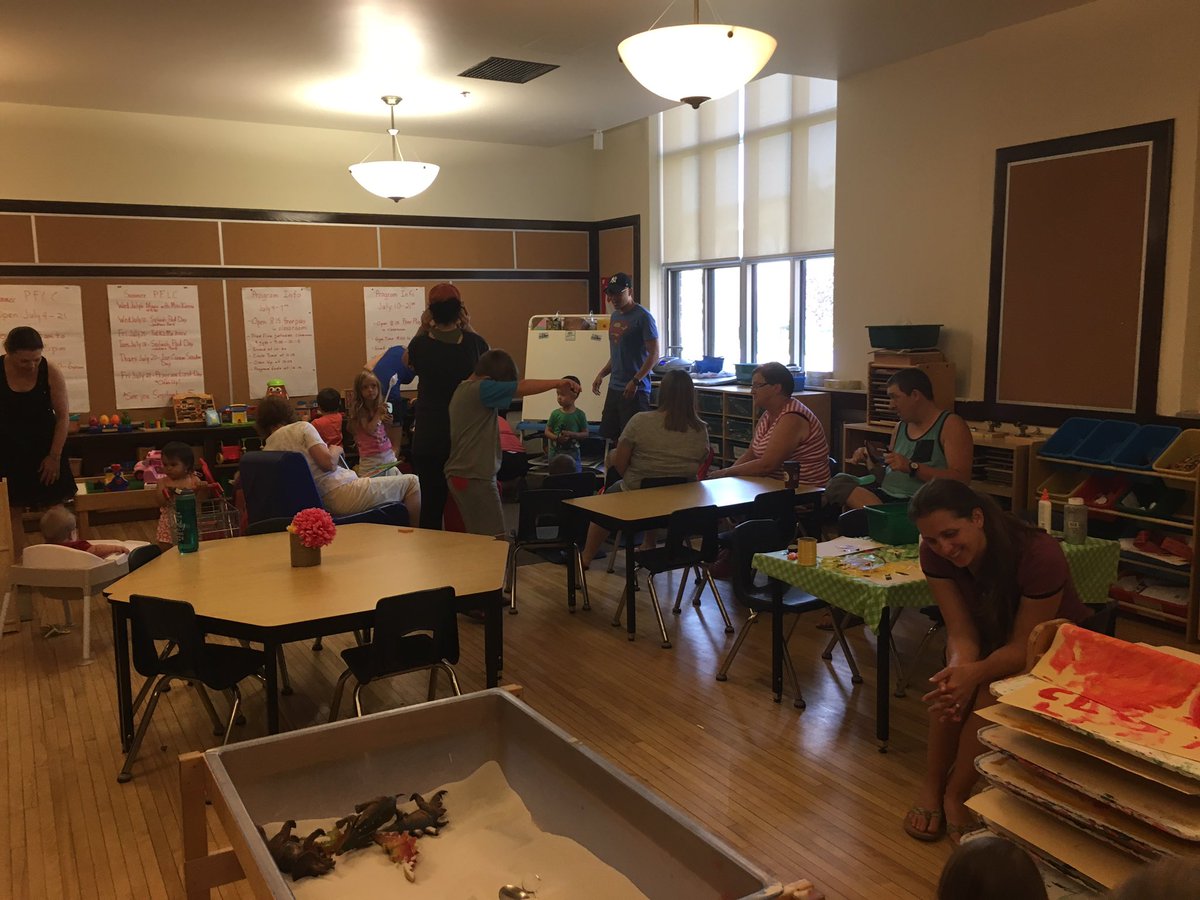 SDJgecdsb's tweet photo. Things are hopping at Campbell PFLC! Families learning together at circle. #2017SLPgecdsb #DrClaraHowitt #gecdsbpro https://t.co/xUGusYS8kr