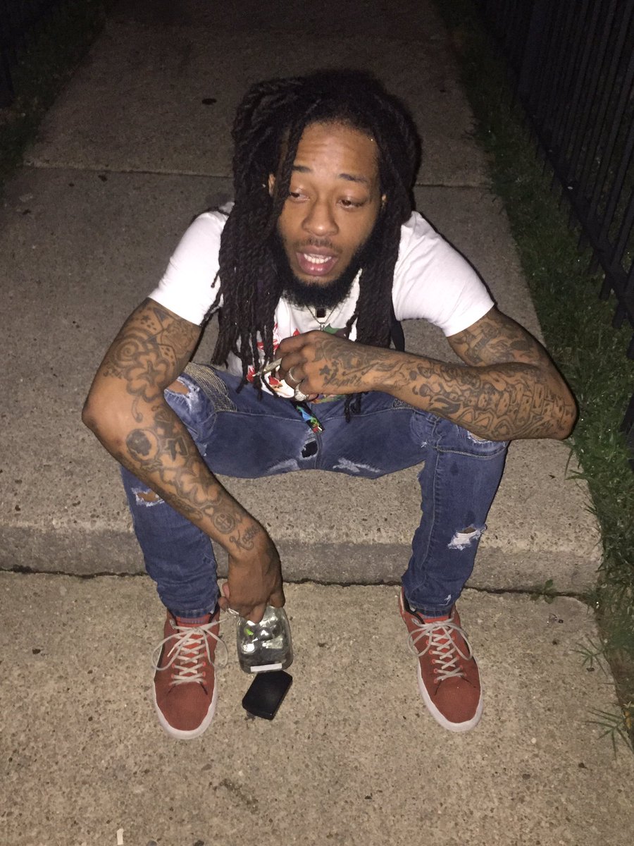SleezPgg's tweet photo. #litty 🤘🏾on #spinrilla #LinkInBio 🔋🦈 #seatgang #homeofthesharks Ⓜ️♦️🅱️🅱️💩💩💩💩 https://t.co/JjDDUSjm2g