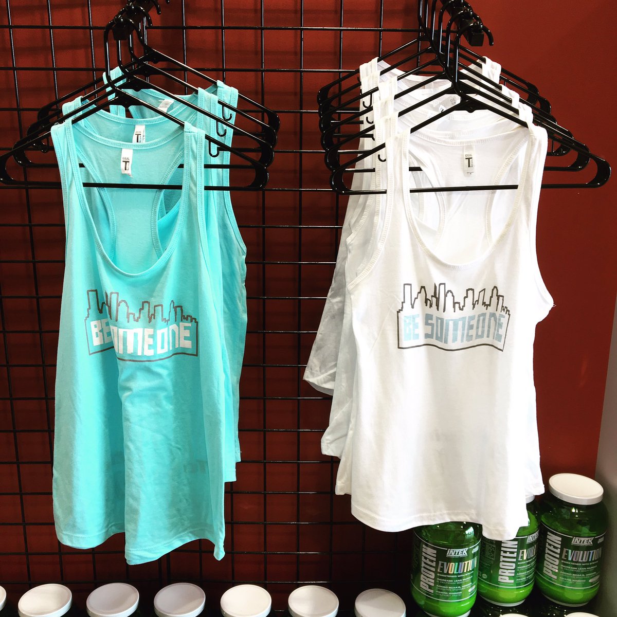TotalNutritio10's tweet photo. New women's tanks in‼️‼️ https://t.co/2FWnmGsYzz