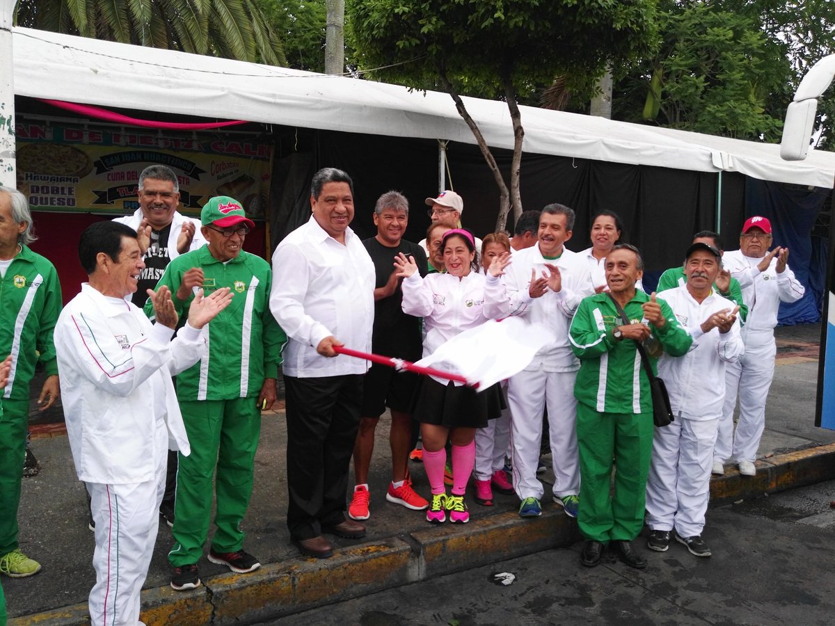 FortalezaPR2018's tweet photo. #PozaRica #SergioLorenzoQuirozCruz abandera a #AtletasMaster, compiten en Campeonato Nacional #CDMX. Reciben uniformes y transporte https://t.co/1ul8dNPgqr