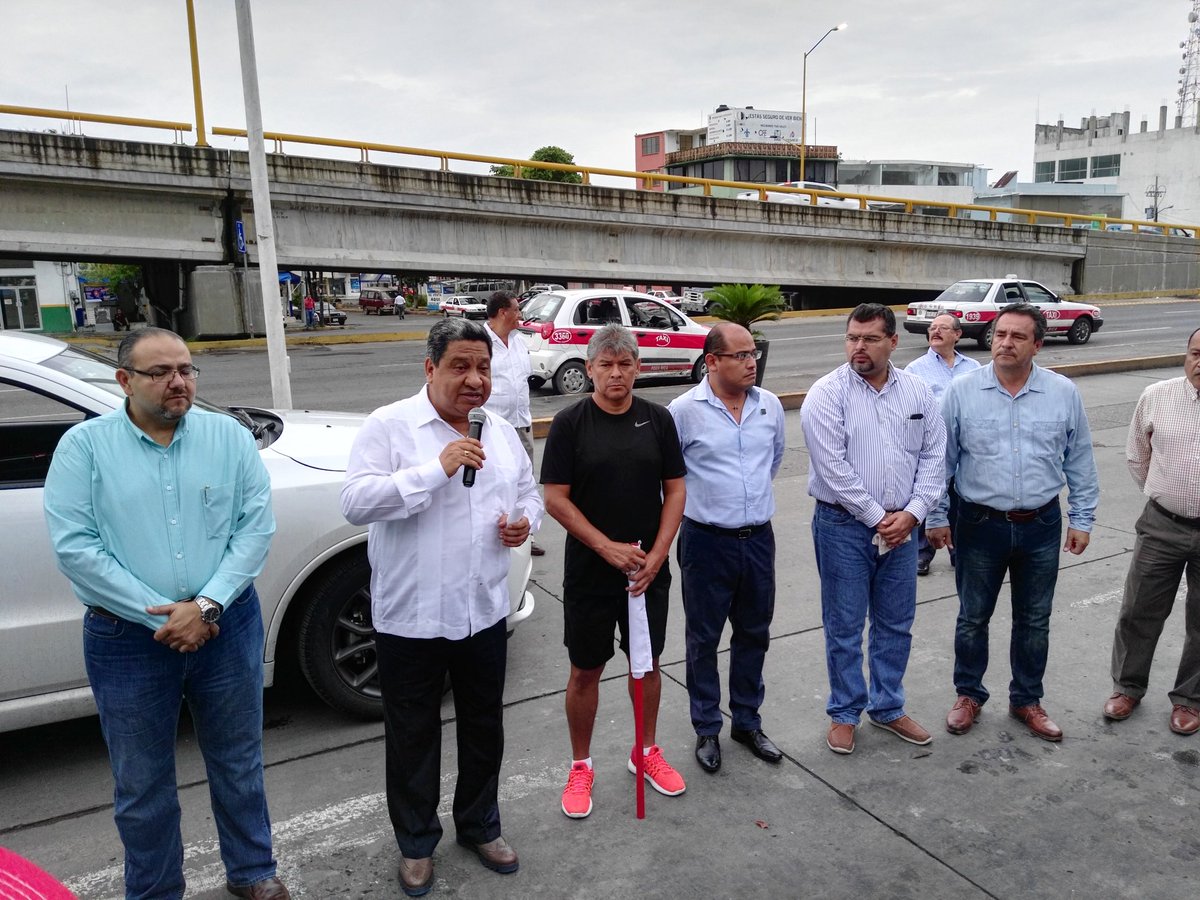 FortalezaPR2018's tweet photo. #PozaRica #SergioLorenzoQuirozCruz abandera a #AtletasMaster, compiten en Campeonato Nacional #CDMX. Reciben uniformes y transporte https://t.co/1ul8dNPgqr
