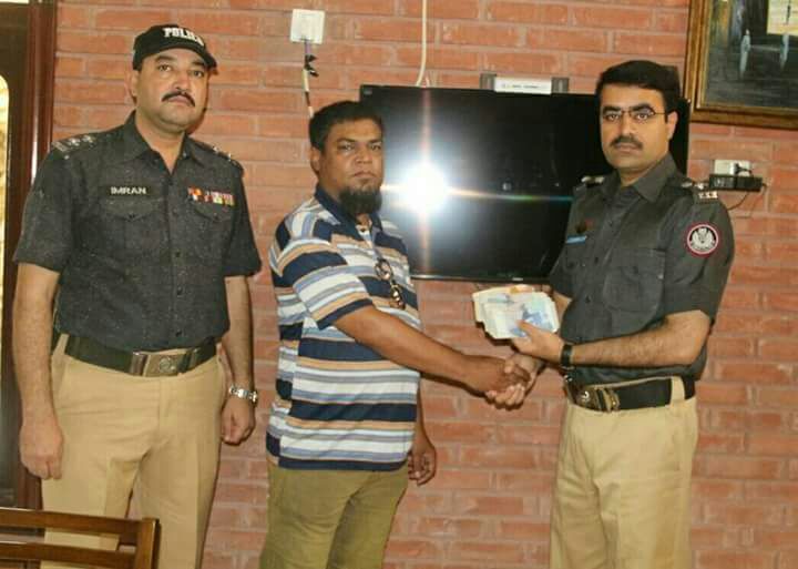 sspamjadhyd's tweet photo. ایس ایس پی حیدرآباد امجد شیخ فریادی مظہر علی کو- /165000 ایک لاکھ روپے کی برآمد شدہ رقم https://t.co/6T2yOckbwR