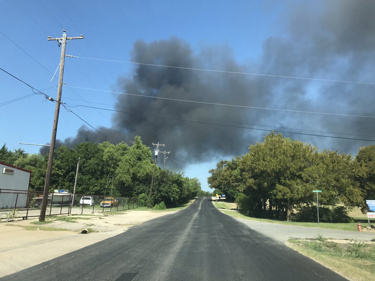 realAlMaxwell's tweet photo. Dock fire on Lake Texoma producing massive plume that's visible for miles.  @heralddemocrat https://t.co/lNgmKyOZWn