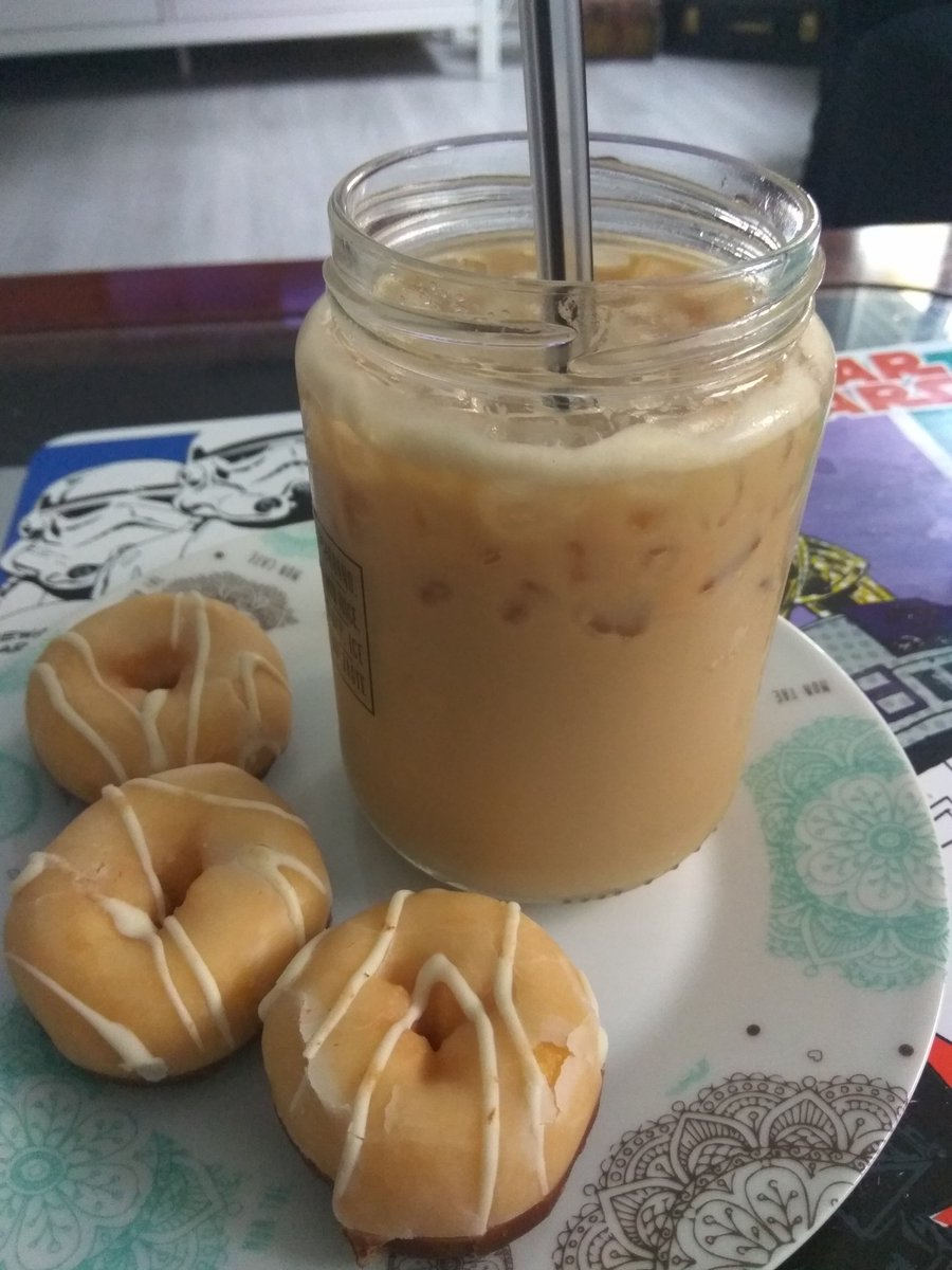 Martimuchi's tweet photo. Las meriendas de verano fresquitas son😍 #donetting #trescosas #caféhieloybaileysplease https://t.co/7GGbOeGyiX
