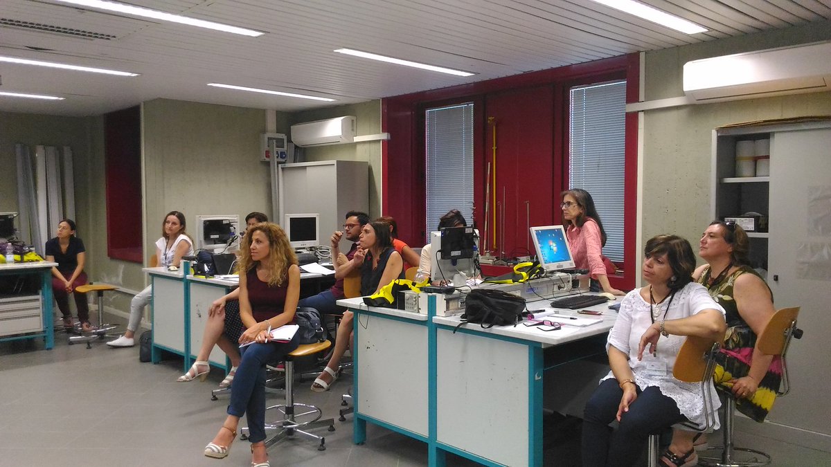 SilviaGalano's tweet image. I docenti della #scuoladocentiplsunina2017 impegnati nel lab di Fisica #vernier #mlsystems #scuoladocentiplsunina2017