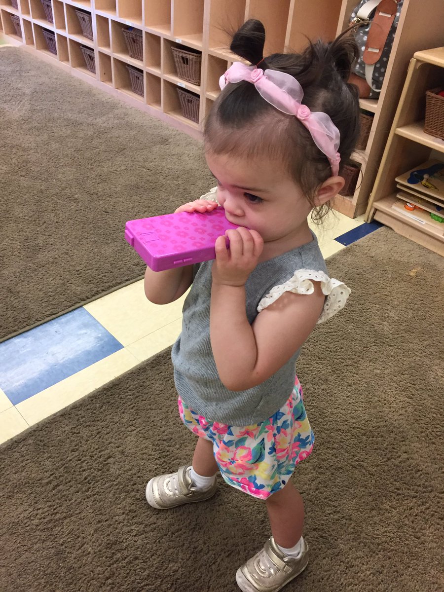 julietebow's tweet photo. I am obsessed with my pink phone and headband right now. It's all about accessories 📱 https://t.co/XEKtyr3Vq0