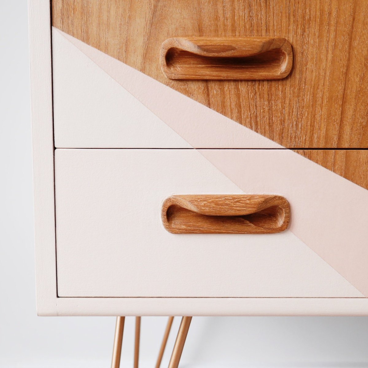 Here's a preview of my second collaboration piece for @EtsyUK and <a href="/AnnieSloanHome/">Annie Sloan</a> #etsyxanniesloan #upcycledfurniture