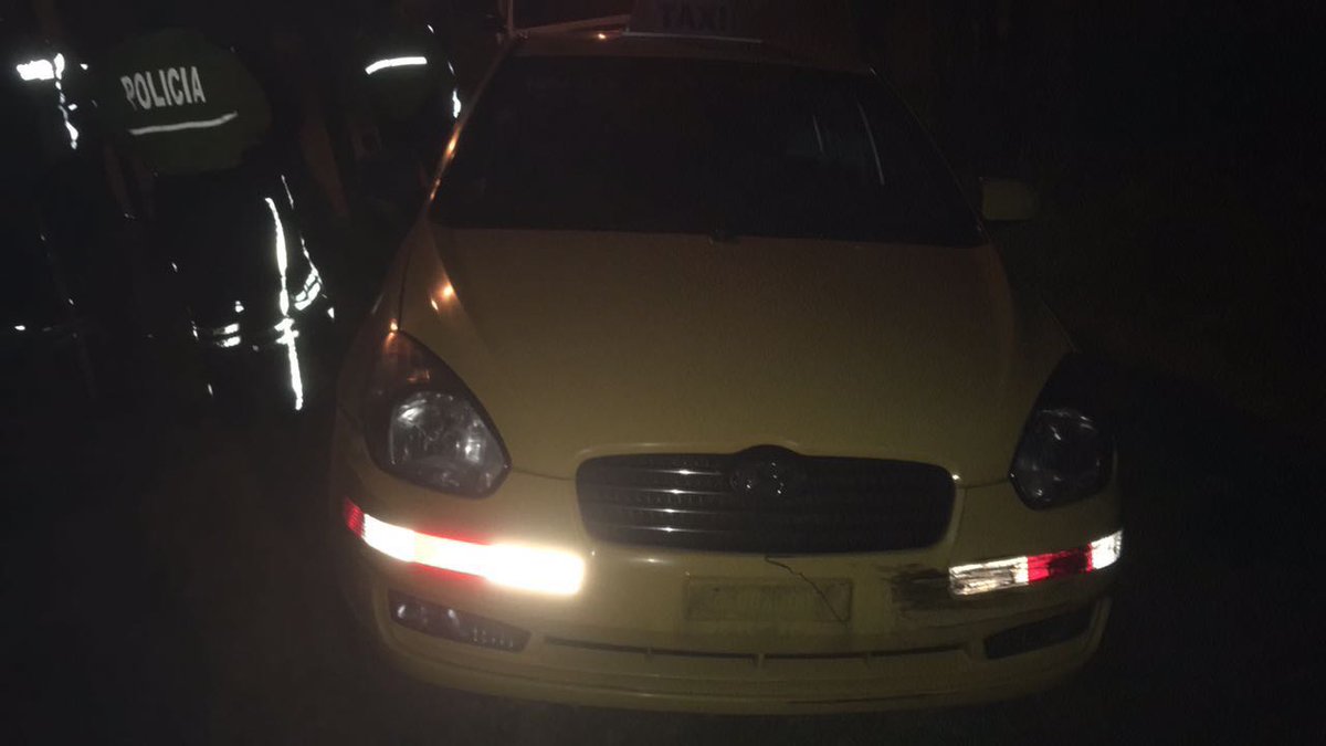 PoliciaEcuador's tweet photo. MADRUGADITO. Logramos recuperar un vehículo taxi Hyundai Accent a la altura del parque Metropolitano, 3 detenidos #DistEEspejo #DMQ https://t.co/cavanPLMB2