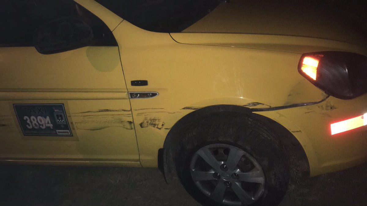 PoliciaEcuador's tweet photo. MADRUGADITO. Logramos recuperar un vehículo taxi Hyundai Accent a la altura del parque Metropolitano, 3 detenidos #DistEEspejo #DMQ https://t.co/cavanPLMB2
