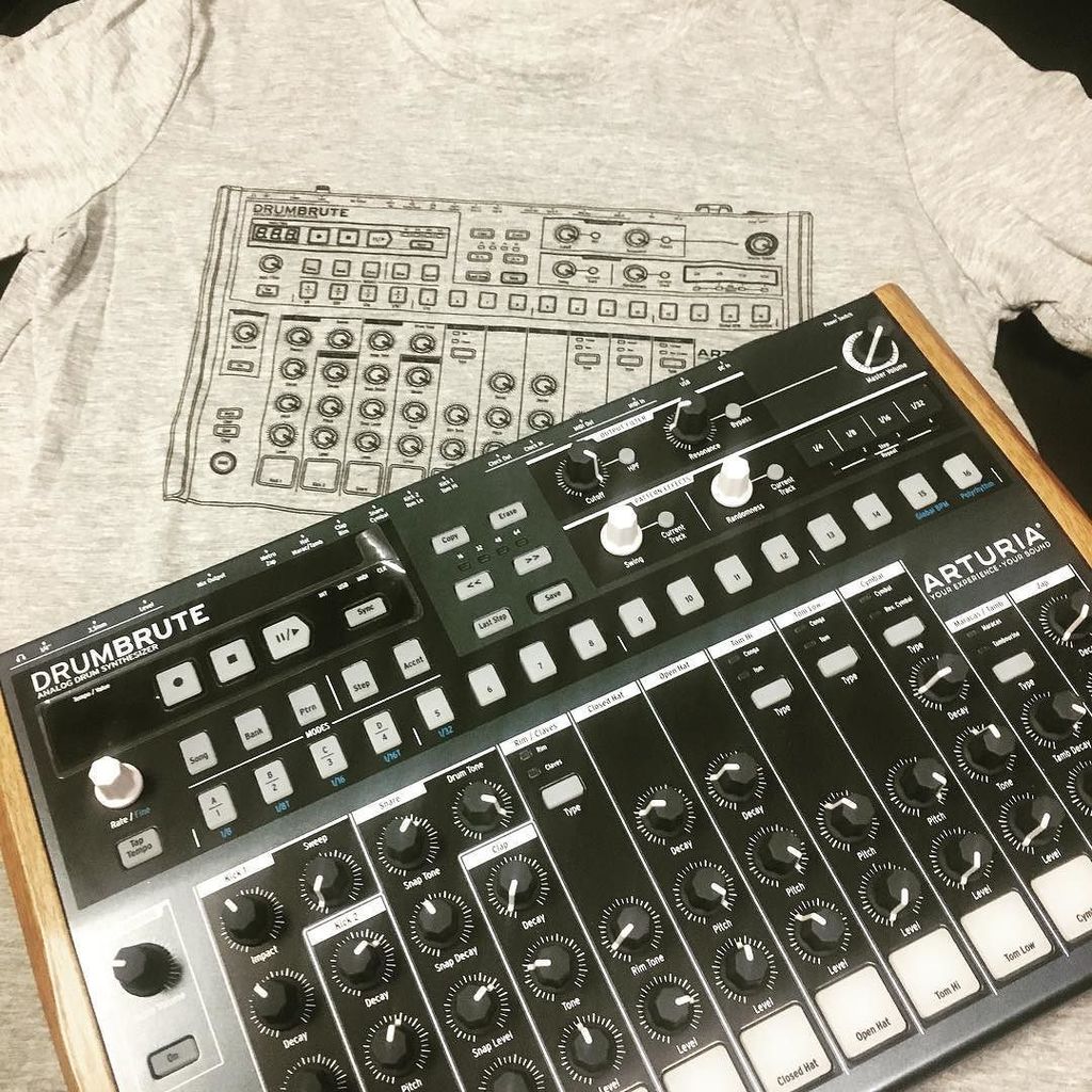 DJManiaES's tweet photo. Ven a probar @arturia_official #drumbrute en nuestras instalaciones y llévate una exclusiva camiseta de edición li… https://t.co/1tm4tyZfam https://t.co/npceiFkfz8