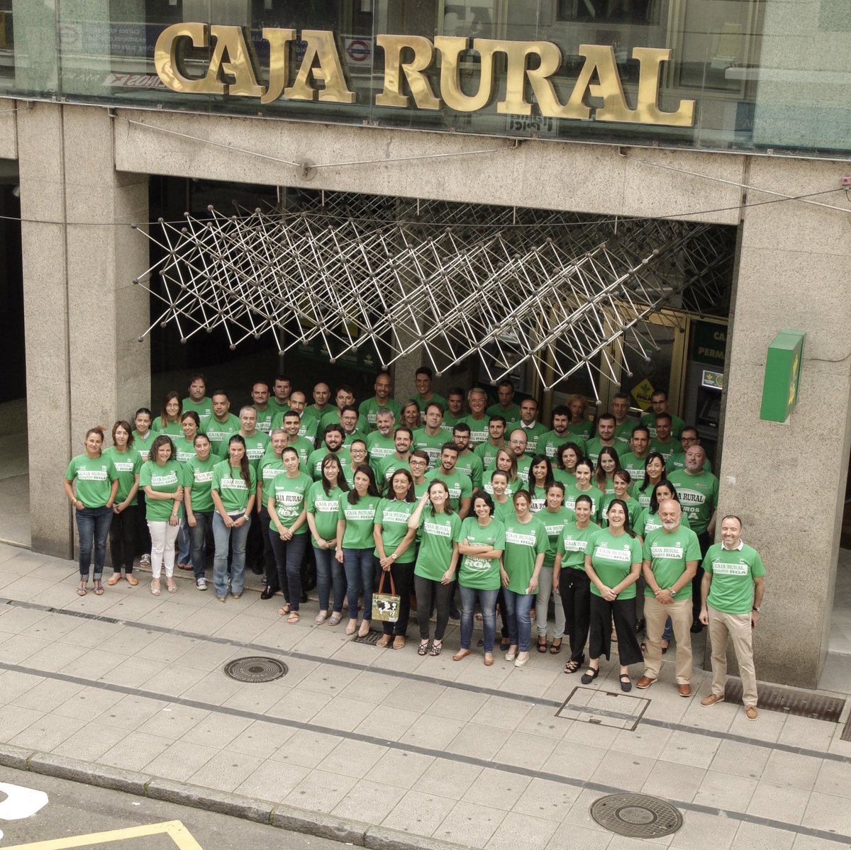 ALES_DIAZ's tweet photo. Un año más los empleados de @CRASTURIAS  hemos estado muy implicados con el Dia de la Camiseta #SumateAlVerde con @segurosrga https://t.co/kQJ3fgGWCh