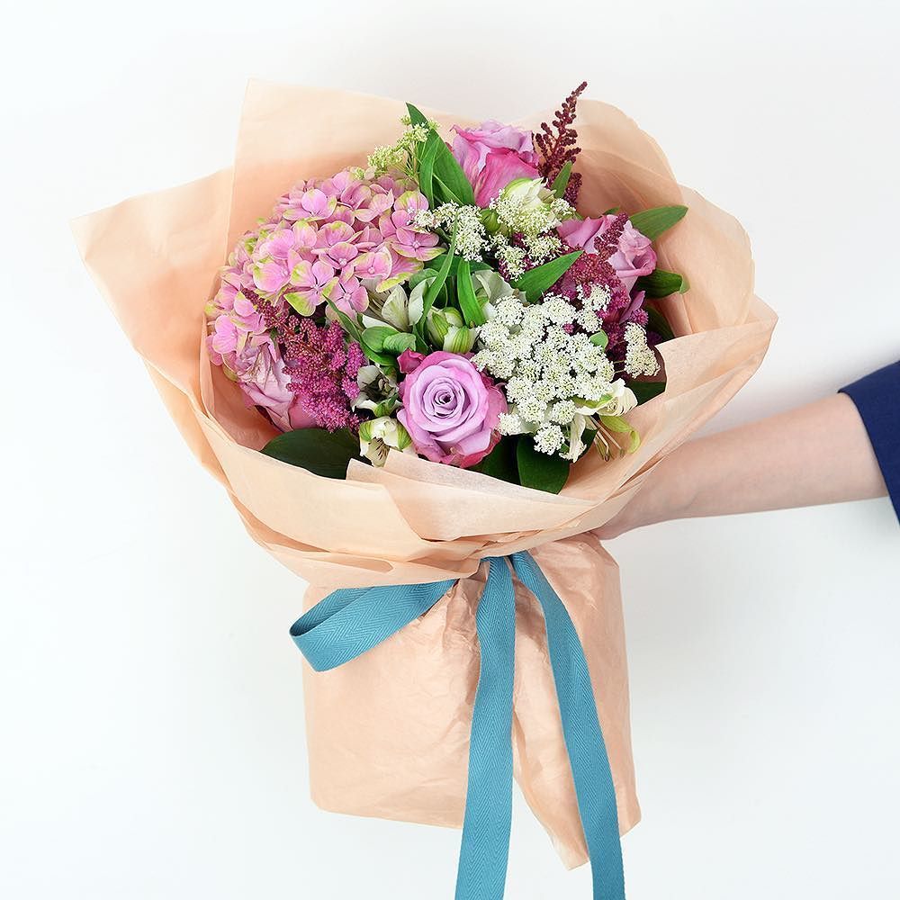 floysflowers's tweet photo. Next week's #subscription #handtied with #rose #hydrangea #alstroemeria #ammi #astilbe and #ruscus
👍🏼
#londonflorist #flowerstagram #flower… https://t.co/htMPNirTnV