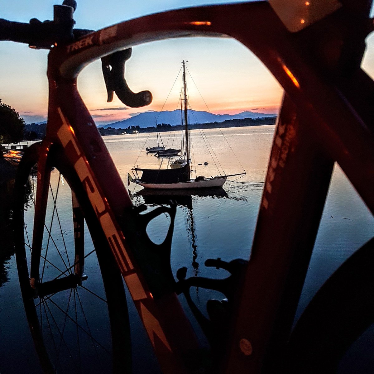 #dawn #trek #earlyride #amezing #lake