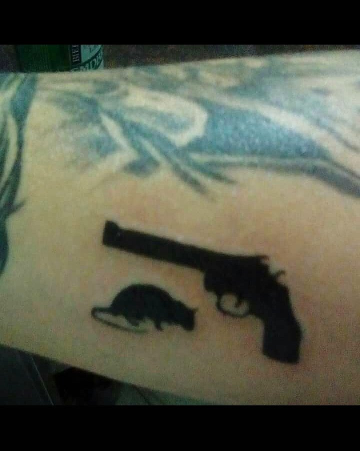 carlossaladoart's tweet photo. Y ya va otro chaval que se lo tatúa!! 😀🤘 Fanatismo puro! #CriandoRatas #cine #quinqui #neoquinqui #tatoo https://t.co/dMdIC7rxua