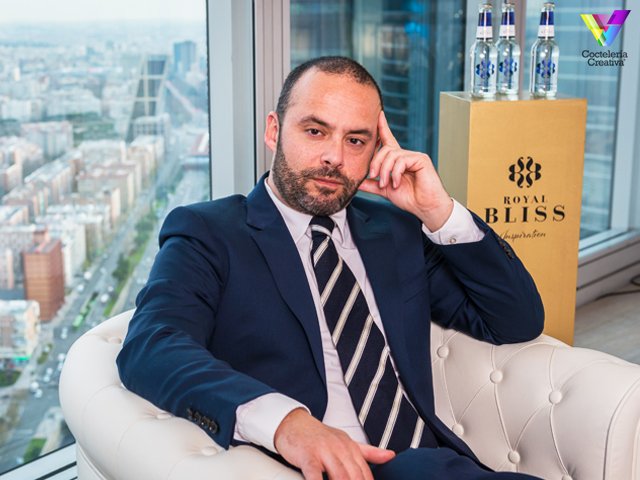 #ComplicarseEsMaravilloso y <a href="/AlfredoPerniaA/">Alfredo Pernia</a>, de <a href="/solange_cb/">Solange Cocktails</a>, lo sabe. Por eso forma parte de #TheCrewRoyalBliss  bit.ly/2sinOW4