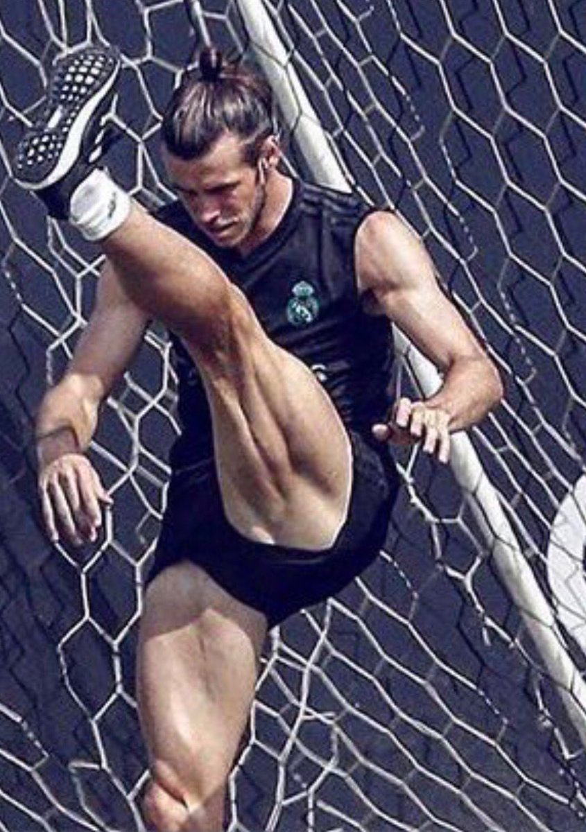 Anyone still think footballers don't benefit from resistance training? How good are theee hamstrings. Brilliant!