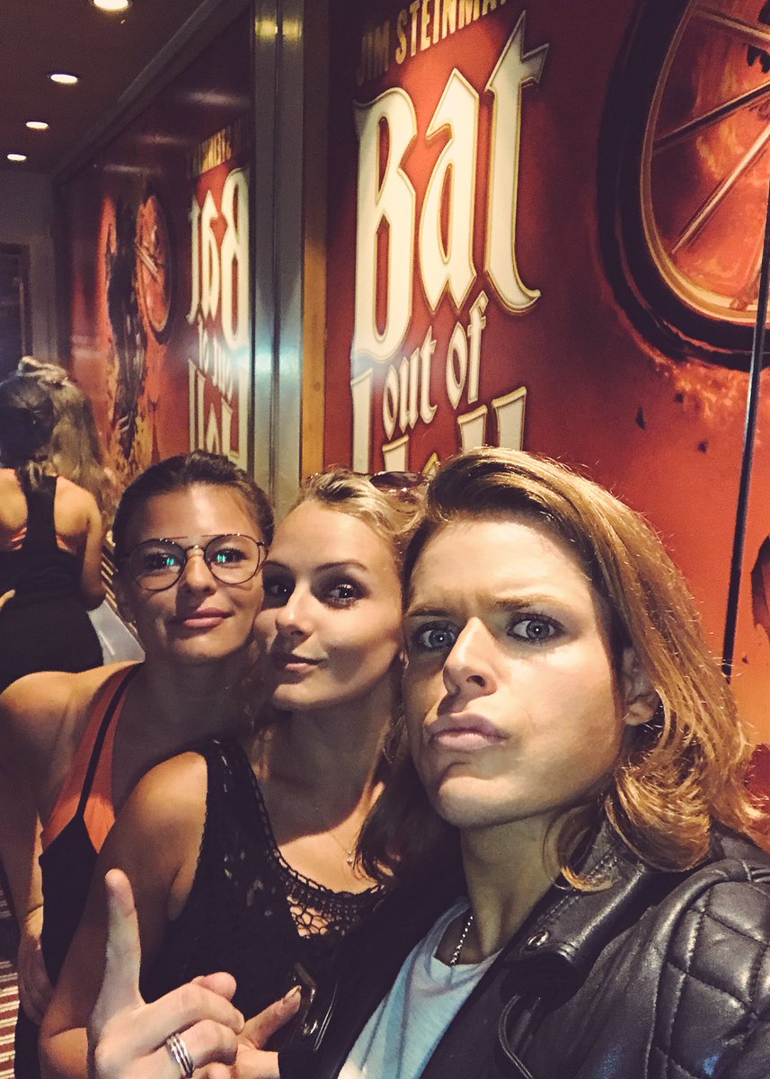 GiovanniSpano5's tweet photo. So awesome to have these two rockstars in the audience last night. Thank you so much @laurenstroudx &amp; @JemimaLoddy 4 coming along 🖤 you🤘🏽🦇🎸 https://t.co/DJVCGw9Ryf