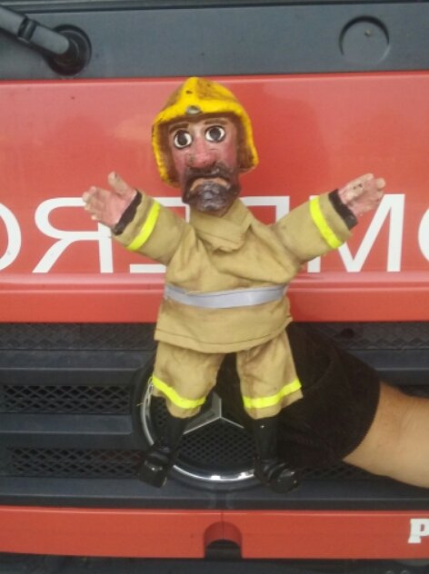 El bombero Baldomero está triste ¿que le pasará? <a href="/conrado_escobar/">Conrado Escobar</a> 
¿Será que no se siente valorado?