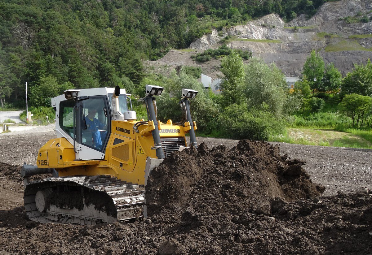 gareth_blythin's tweet photo. #Liebherr #PR726 #Dozer's available for self-drive hire. Call/email 07701316004  Gareth.blythin@liebherr.com  #Productivity #Power #Grading https://t.co/zLJFjx8Z6w