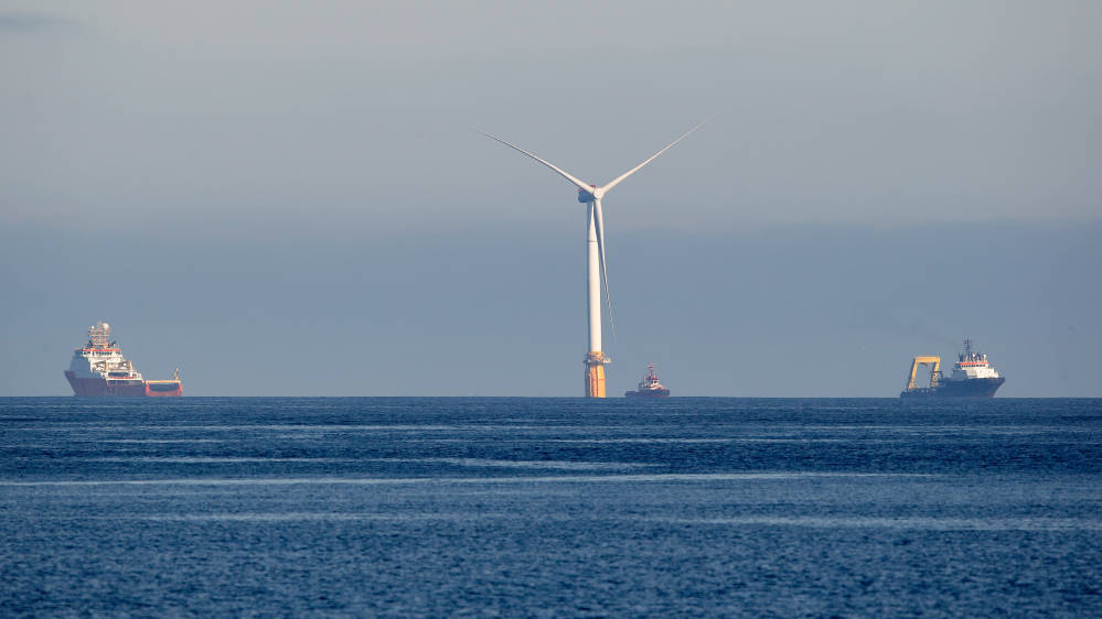 Teknisk's tweet photo. Her slepes fem 125 meter høye og 12.000 tonn tunge vindmøller fra Stord til Skottland https://t.co/E9hYitYtG0 https://t.co/1ApeAUnpKe