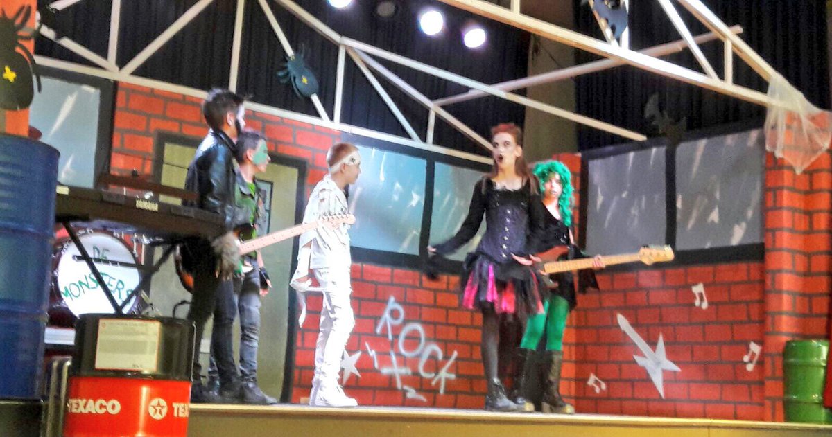 Groep 8 voert de #musical op voor alle groepen. @bennyvreden #monsterhit #afscheid #talent