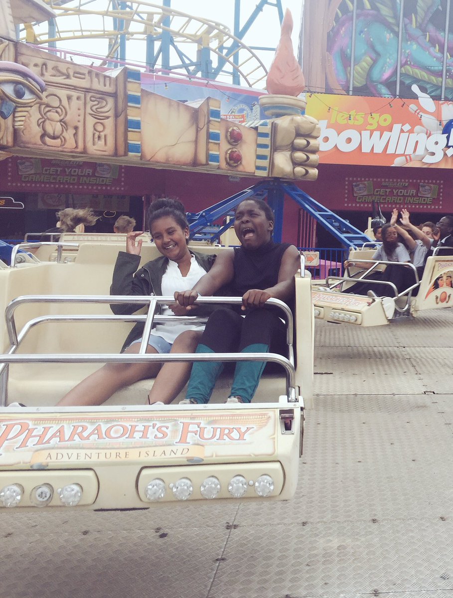 Stpauls17Tower's tweet photo. It's our year 6 end of year trip in Southend. #scream https://t.co/hSXq3ozXiG