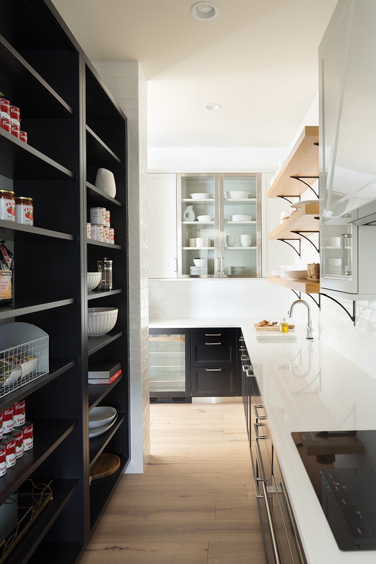 High contrast family home. The first image shows gray-marbled Cambria ELLA™ on the backsplash and island cometstone.com/news/2017/7/18…