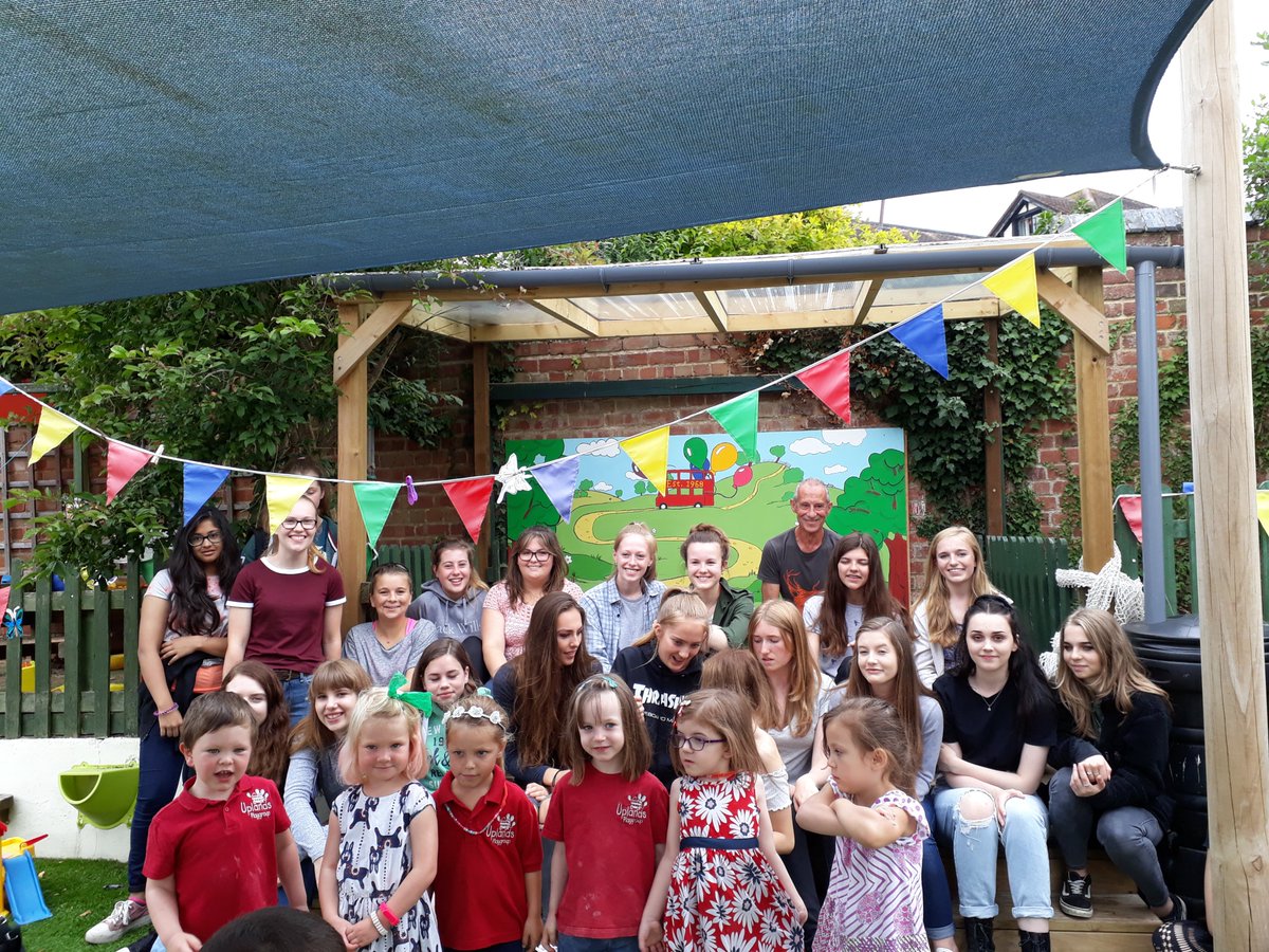 StroudHigh's tweet image. Thank you so much @PeterPullon for your inspirational art work with our Y10 students #SHSRushWeek