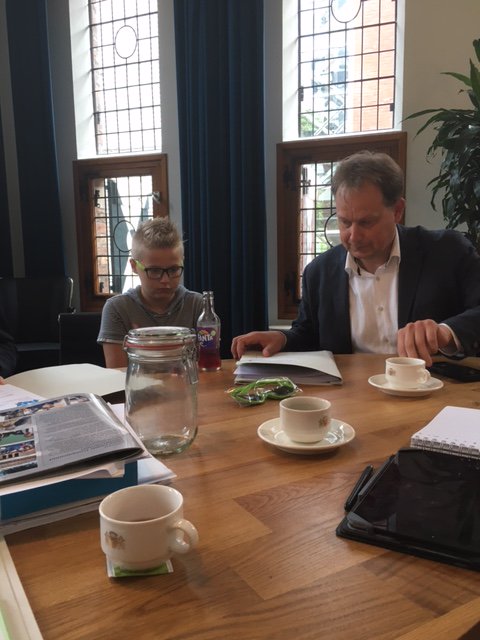HaraldBouman's tweet photo. Vanochtend samen met hulpwethouder Max in vergadering bij het provinciaal studiefonds groningen. Met oa @eelcoeikenaar van @provgroningen https://t.co/wkK8VE3iBf