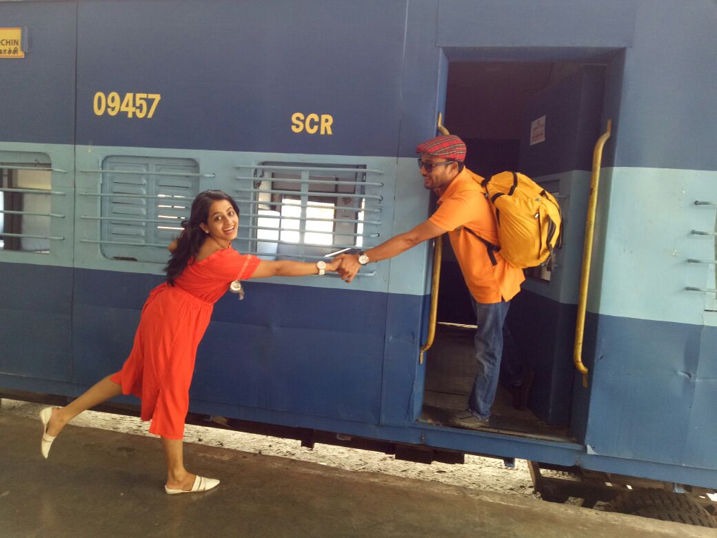 jayesh1154's tweet photo. @iamsrk how's this? Me and my wife trying the #DDLJ scene with #anupamkher sir's #Scottishcap from the movie @Ramoji_FilmCity #ShahRukhKhan https://t.co/gqK28Zlwmp