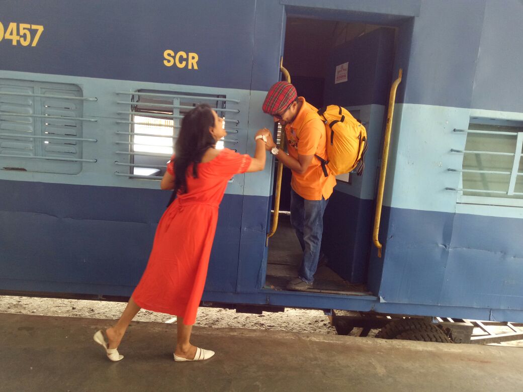 jayesh1154's tweet photo. @iamsrk how's this? Me and my wife trying the #DDLJ scene with #anupamkher sir's #Scottishcap from the movie @Ramoji_FilmCity #ShahRukhKhan https://t.co/gqK28Zlwmp