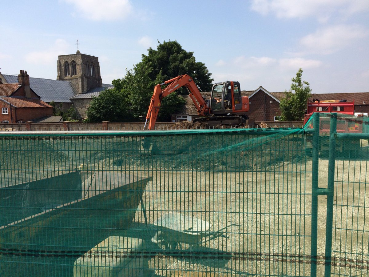 BroadlandHsg's tweet photo. Planning new communal garden for tenants at #YorkPlaceDereham with @neilfooter https://t.co/EKh52tIcSX