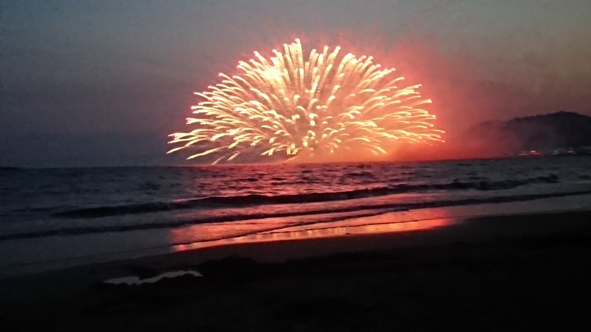 Kadokawaの電子書籍情報 花火は横から見ると丸いのか 平べったいのか 鎌倉花火大会 名物 水中花火 半分だけだけど 丸い 打ち上げ花火 T Co Cyophfe8cf Twitter