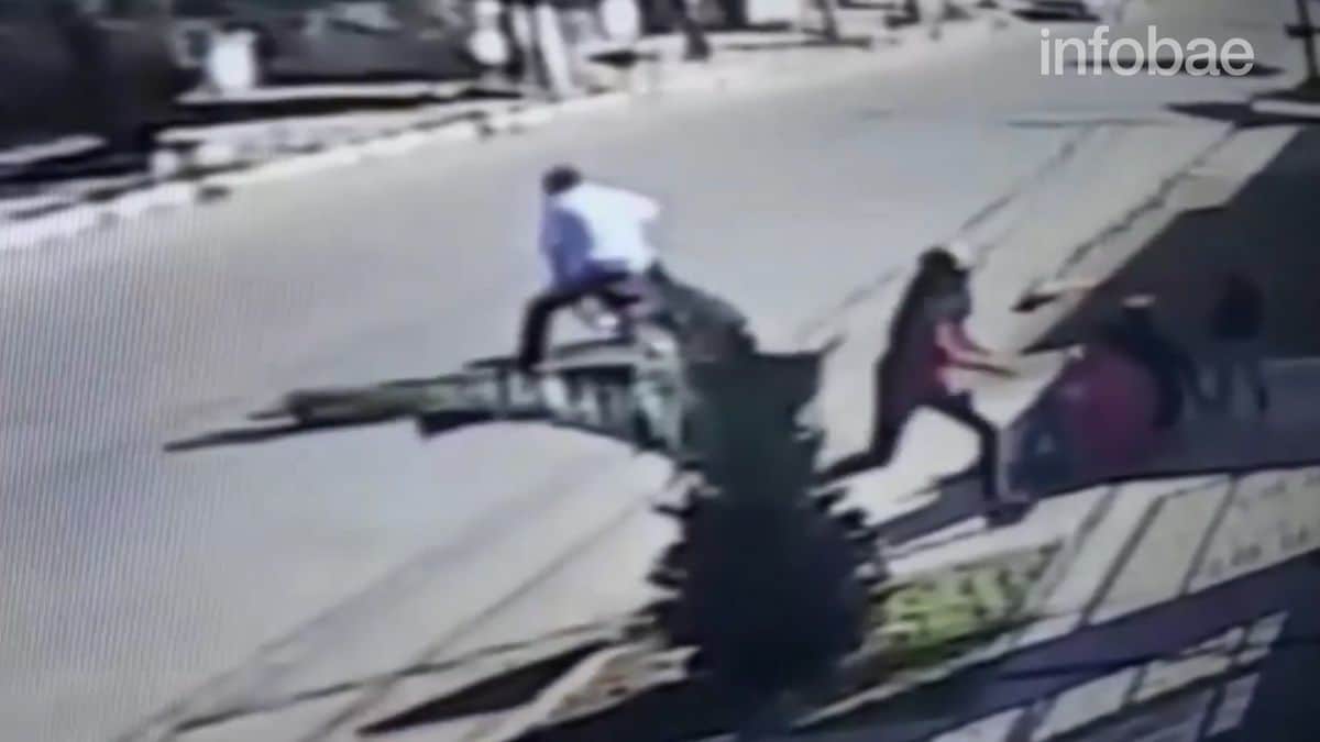 infobae's tweet photo. Video: "motochorros" armados asaltaron a cuatro nenas que jugaban en la vereda https://t.co/Ftl4xOPzZw https://t.co/zGzSUAUmXD