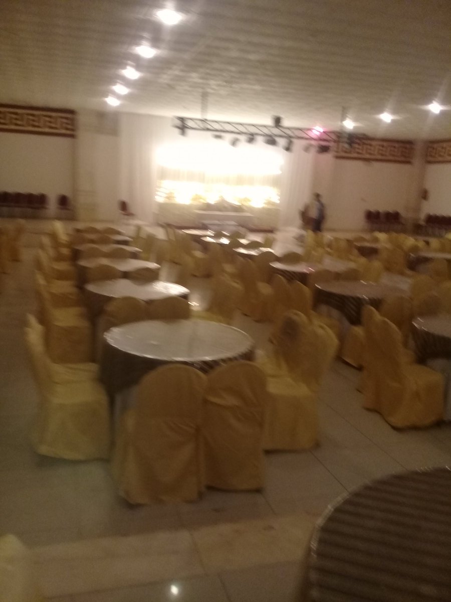 يا ليتني دكتور واعالج الزين 
وافتح على شانه عياده جديده
واحط له موعد يجي كل يومين 
واعلمه معنى الحياة السعيده.