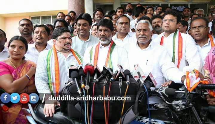 FormerMinister's tweet photo. #Paramarsha in #GovtHospital
#KarimNager  #Pressmeet 
#JeevanReddy  #Batti #SridharBabu  #ScCellMohan #DrVinayKumar #NarsimhaRao #Azmad https://t.co/Z8AEgiGXH3