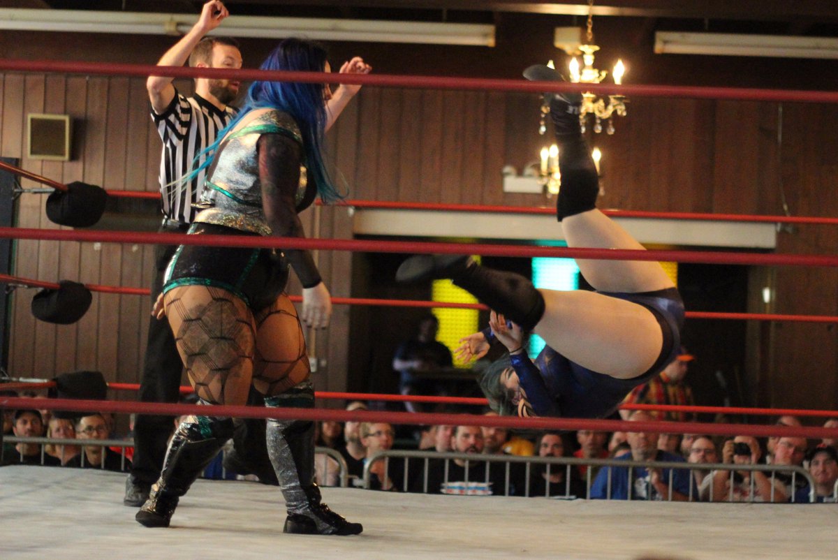 DAFALCON11's tweet photo. This was an amazing match with bodies flying through the air! SHIMMER-Excellent #Vol94 @FearHavok v @FallenKikyo https://t.co/wwqcd2tSJ8