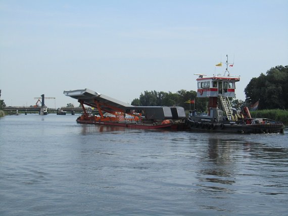 Brugdek nieuwe Vechtbrug (N236) over water aangekomen in #Weesp. Vanavond en vannacht vaarverkeer Vecht gestremd. bit.ly/2tf3vWF